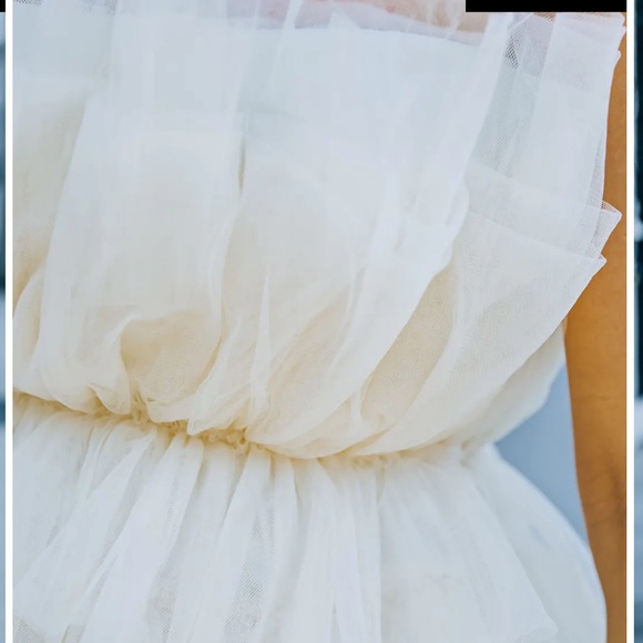Amazing poofy tulle dress size small color off white - Picture 4 of 6